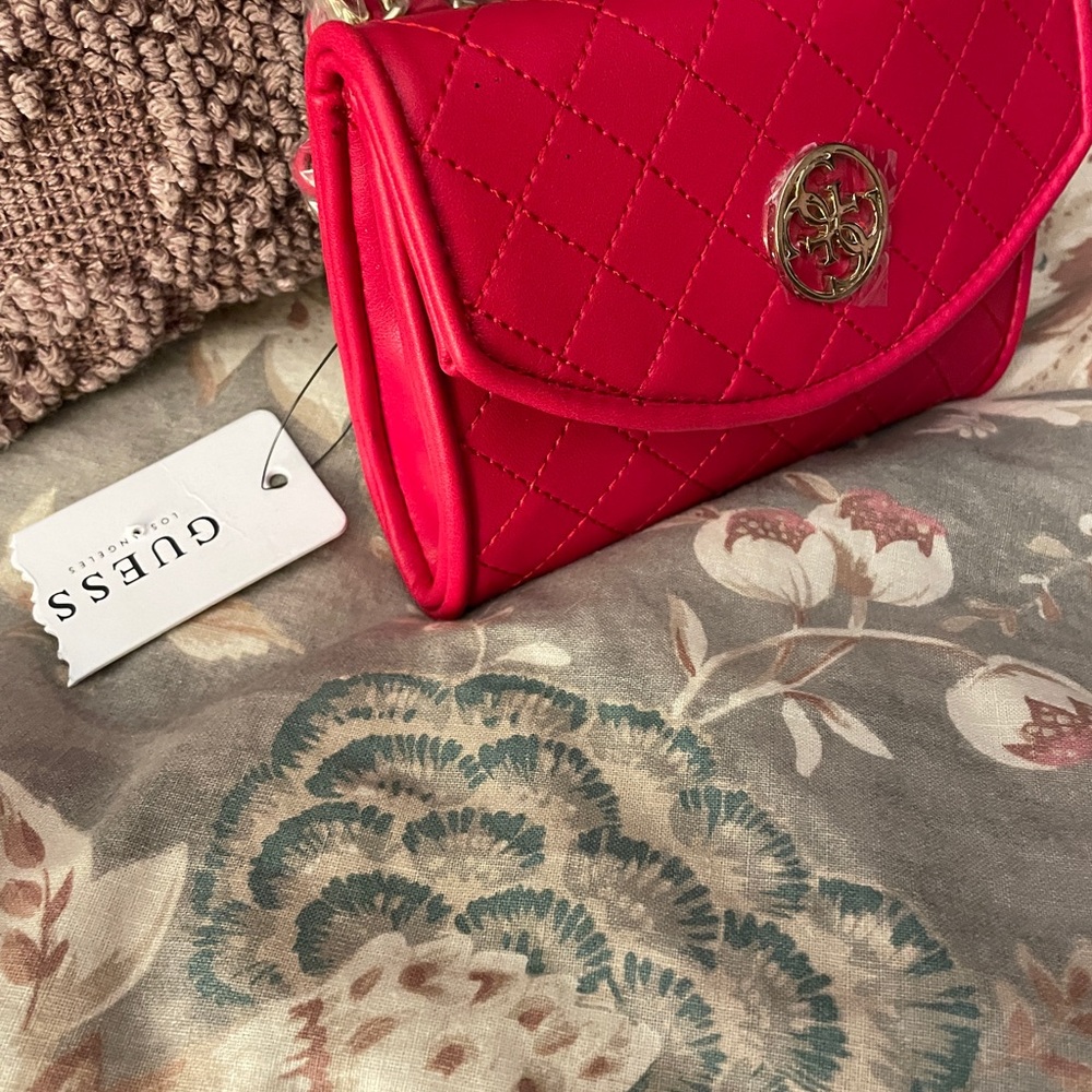 Guess wallet sized shoulder bag, NWT - Picture 2 of 5